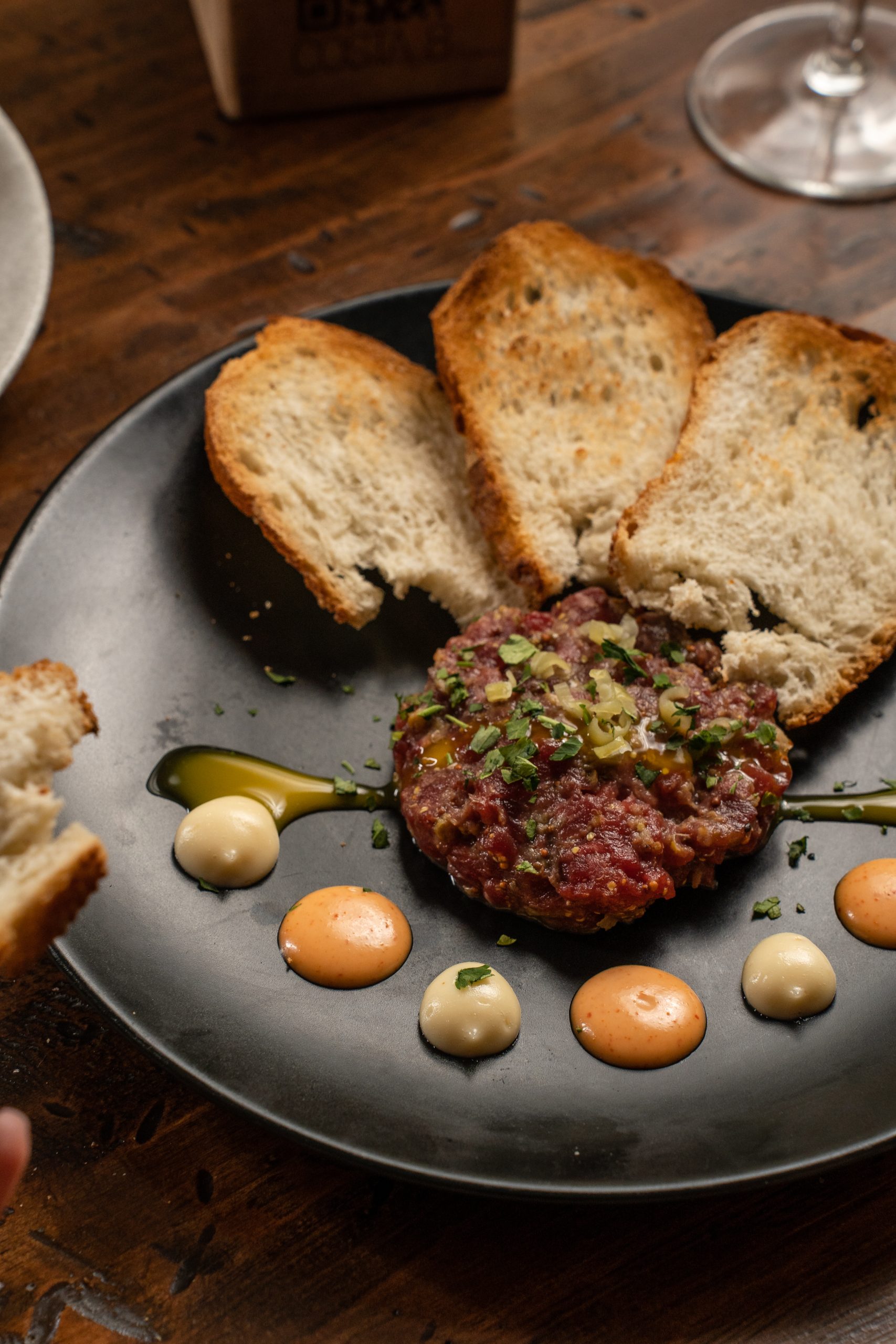 Tosta con carne y salsa, un bocado para compartir en Costa 8