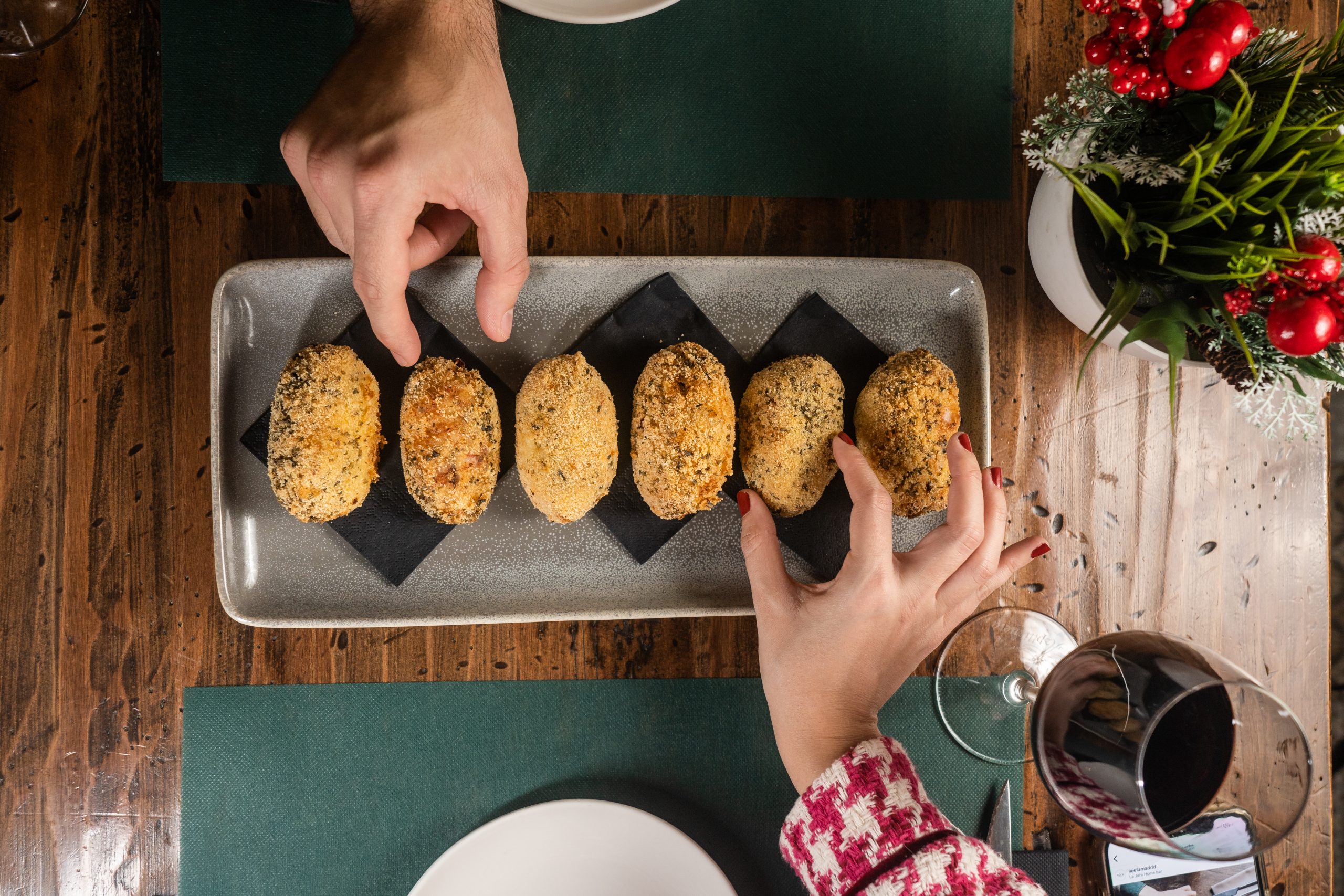 Croquetas doradas servidas para compartir en Costa 8, Zaragoza