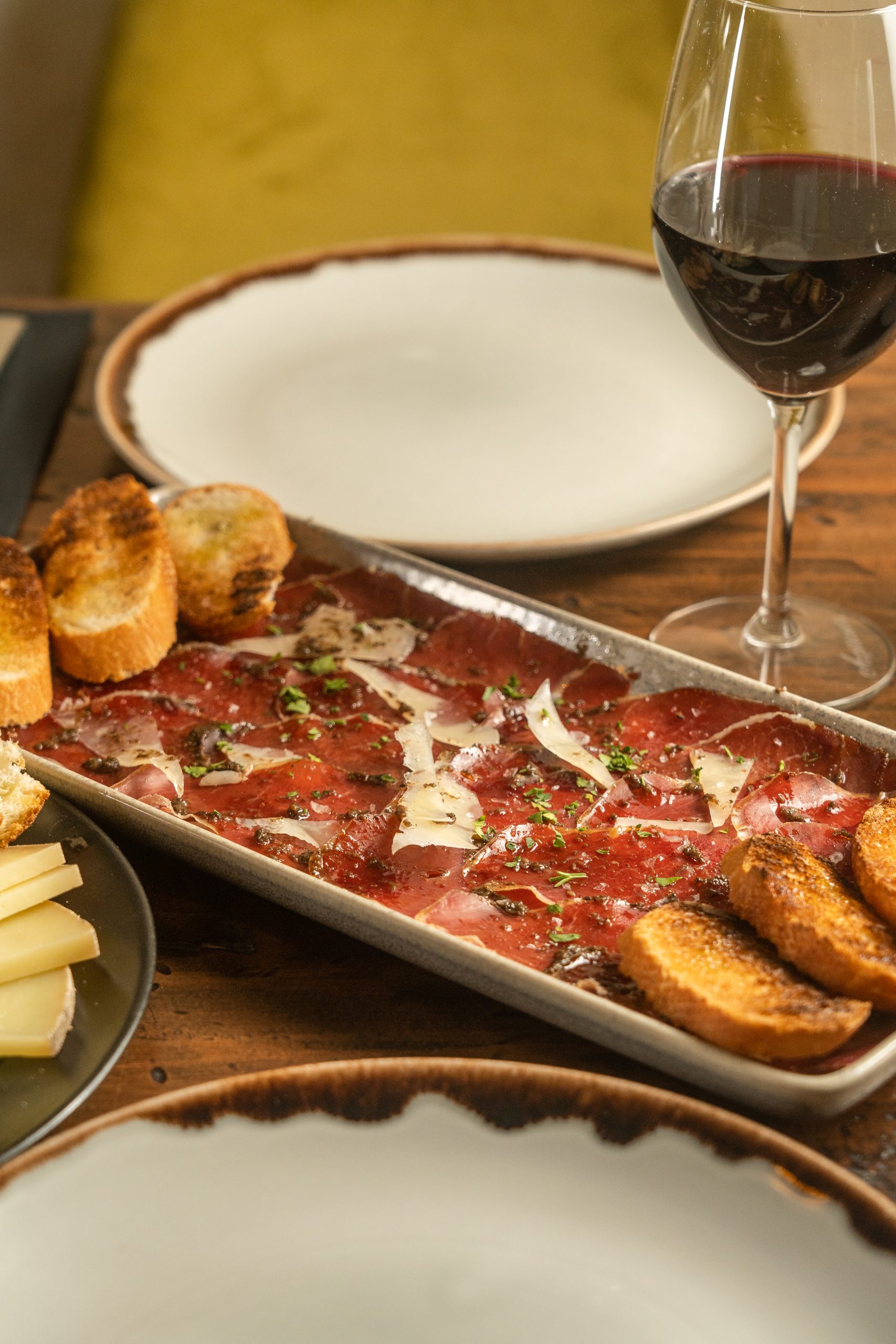 Plato de pasta y vino en Costa 8 Gastrobar